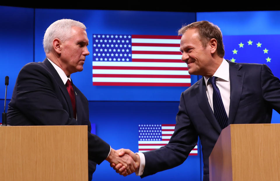 US-Vizepräsident Mike Pence und der EU-Ratspräsident Donald Tusk reichen sich in Brüssel vor der falschen amerikanischen Flagge die Hand. (Bild: Getty Images)