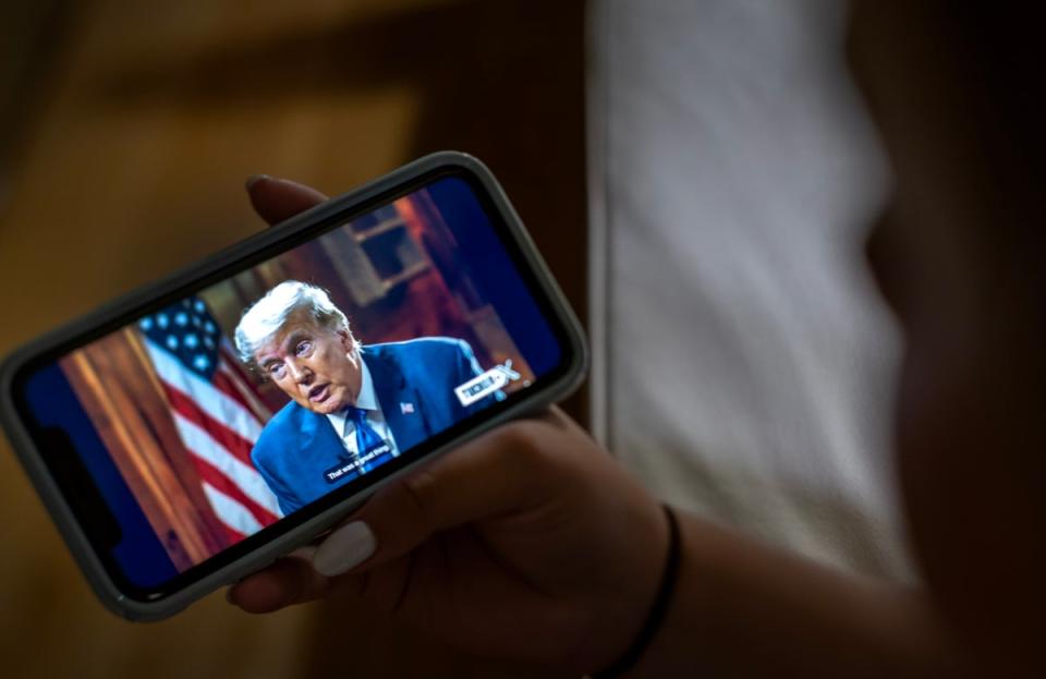 Ein Zuschauer sieht sich das Interview des ehemaligen Präsidenten und republikanischen Präsidentschaftskandidaten Donald Trump mit Tucker Carlson auf der Plattform „X“ auf seinem Handy in Miami, Florida, USA (EPA) an.