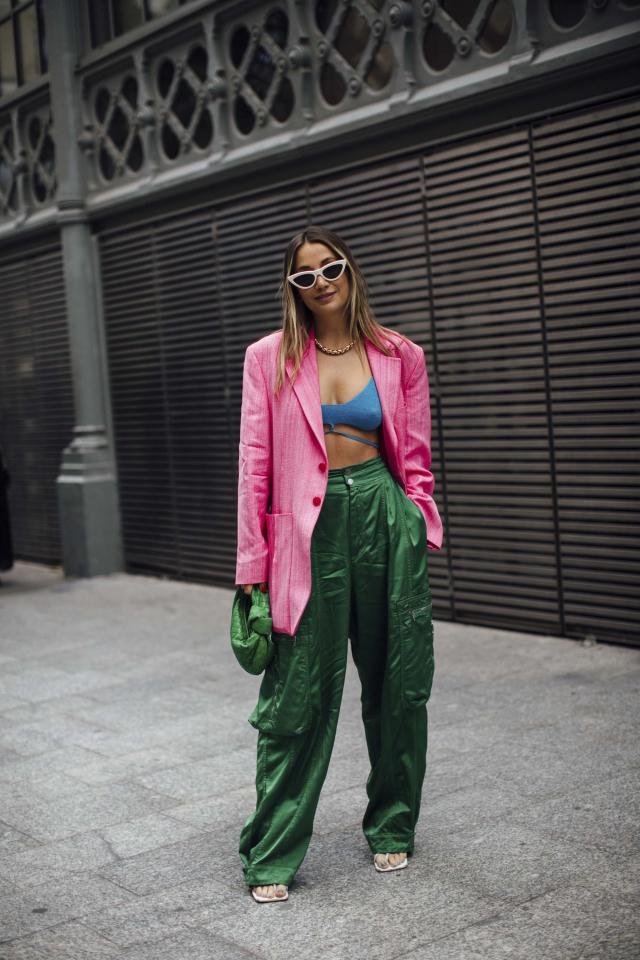 Comment porter un blazer rose avec un pantalon fuchsia en été (7