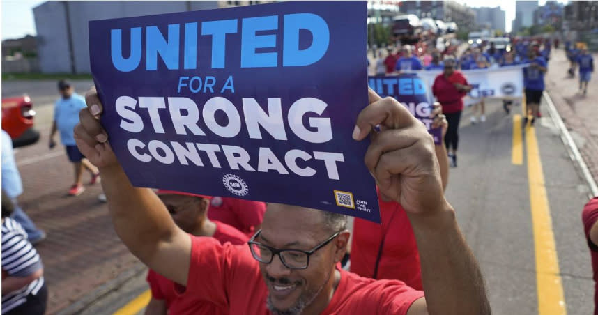 全美汽車工人聯合會（UAW）在美國時間周五（15日）凌晨發動罷工。（圖／達志／美聯社）