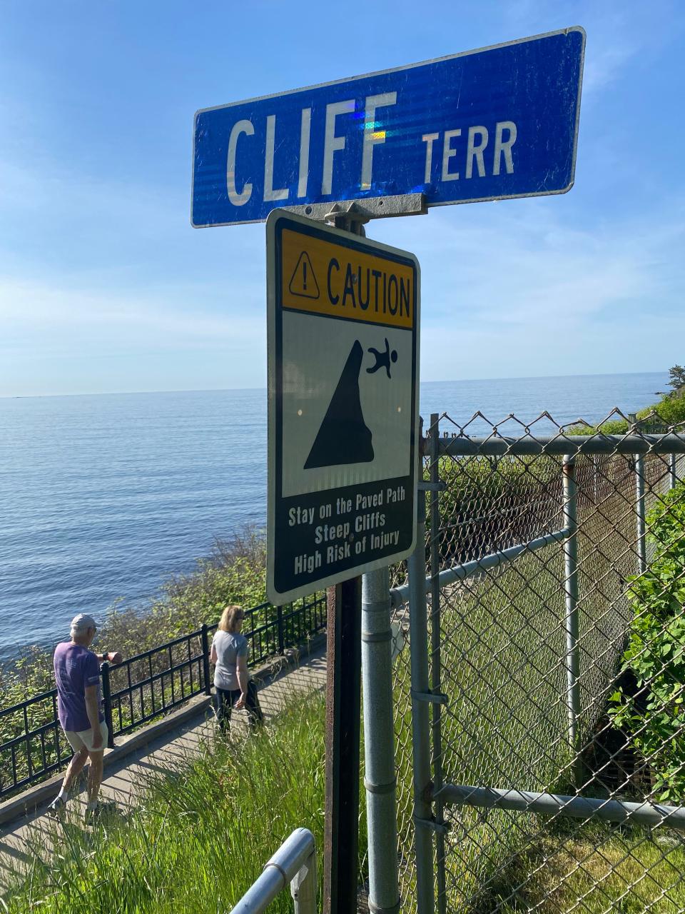 A sign in the northern section of the Cliff Walk alerts walkers to the dangers of falling.