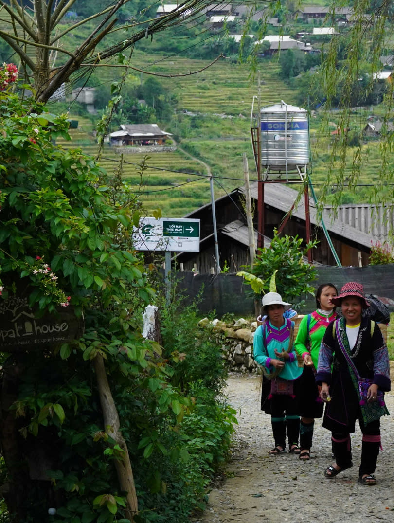 沙壩當地有多元文化，健行途中總會遇上穿著不同傳統服飾的民族。（圖／魏妤靜攝）