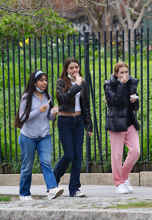 Avec ses camarades dans les rues de New York