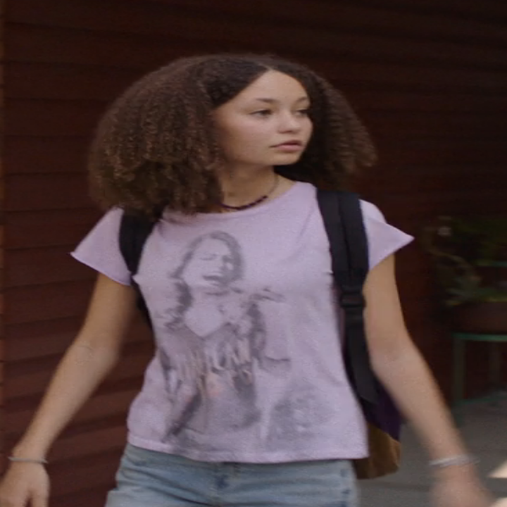 TV series Sarah with a short-sleeved Halican Drops T-shirt