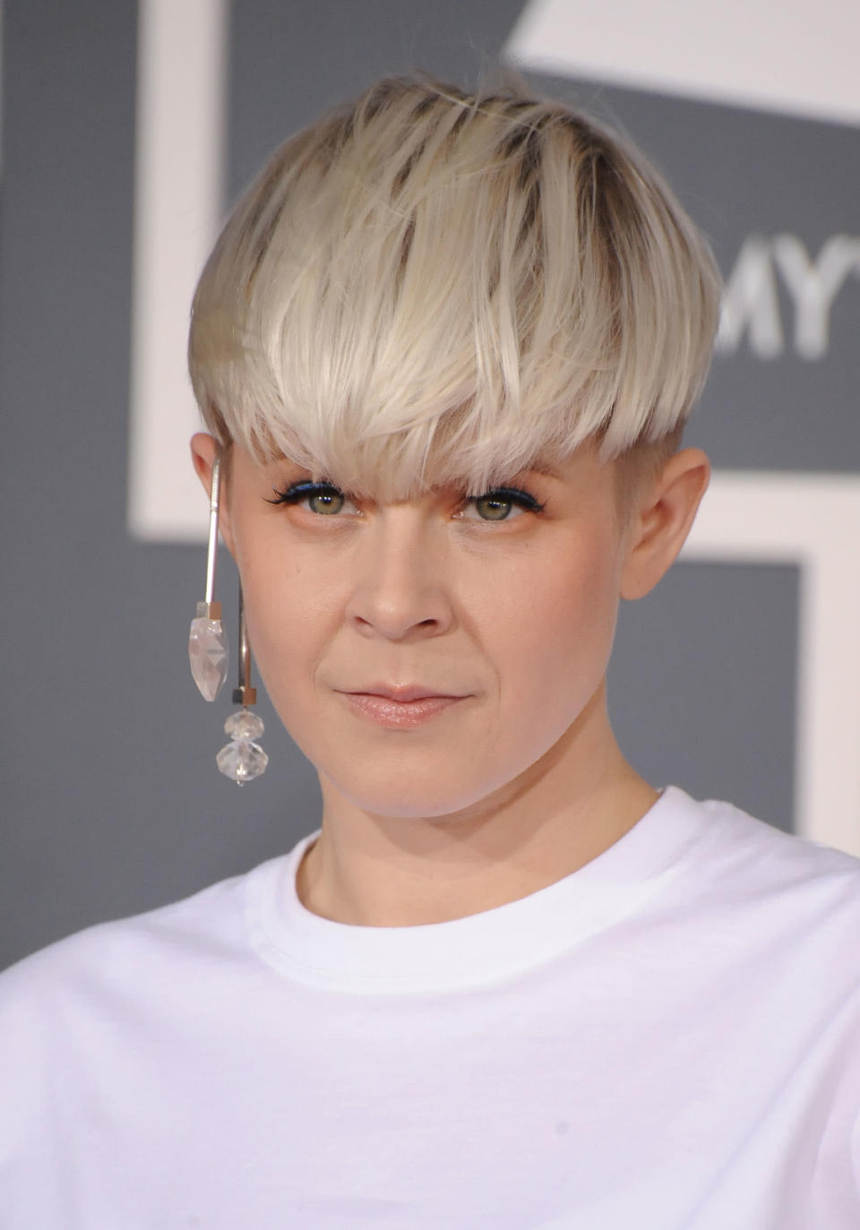 MISS: Robyn. I love Robyn’s irreverent style and funky look, and I’m digging the subtle blue liner on the top lids. But, platinum hair and a stark white dress necessitate a bit more color in the face, whether it be just a hint of blush or a pop of color in the lips, no? (Steve Granitz/WireImage)