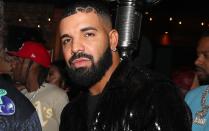 Wann genau sich R'n'B-Superstar Drake mit dem Corona-Virus ansteckte, ist nicht bekannt. Der Sänger erwähnte die Erkrankung nur beiläufig, als ihn ein Fan bei Instagram auf seine Frisur ansprach. Drake erklärte, dass er sich mit COVID-19 angesteckt habe und ihm deswegen Haare ausgefallen seien. (Bild: Jerritt Clark/Getty Images for Noir Blanc)