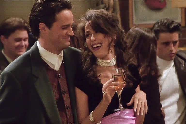 Maggie Wheeler como Janice en Friends, junto a su amor en la ficción, Chandler (Matthew Perry)