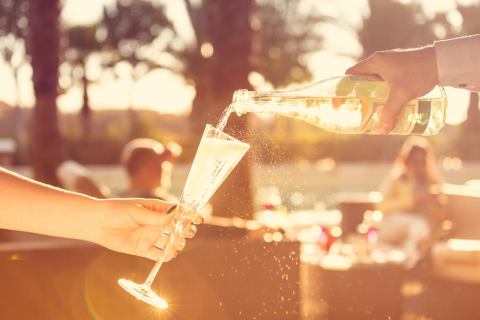 Wenn Brautpaar und Gäste nackt sind, sollen auch diejenigen, die den Champagner ausschenken, nicht angezogen sein (Symbolbild: Getty Images)