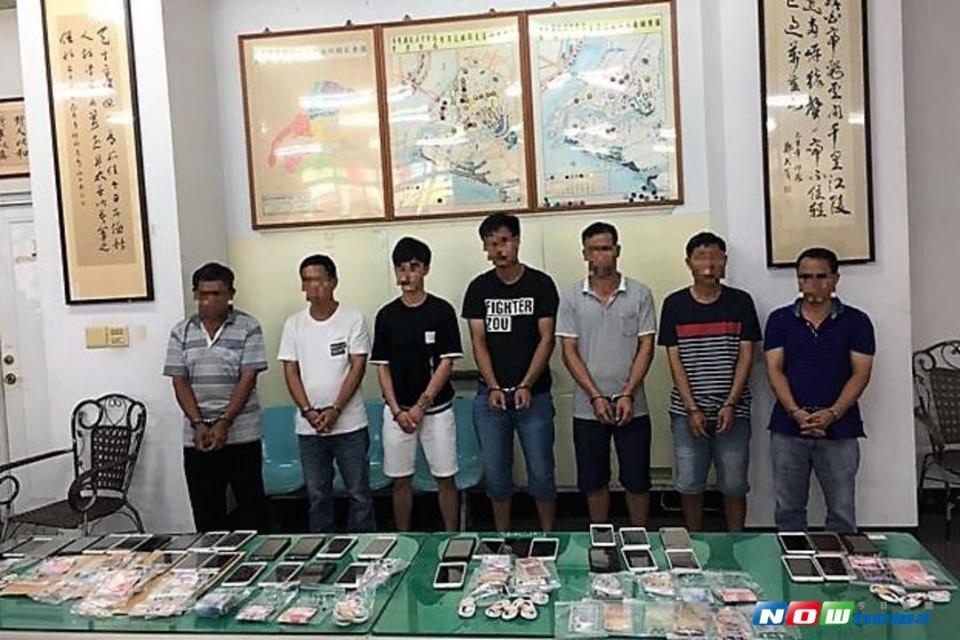 警方查獲廣東省陽山縣范Ｘ科等7人和山寨版收機。（圖／記者蔡承宏攝 , 2017.08.23）