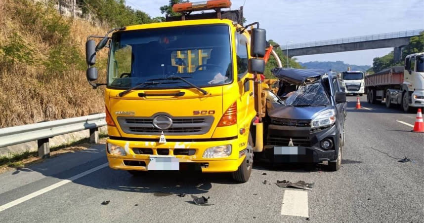 國道10號高雄燕巢段上午發生一起死亡車禍，小貨車變換車道時不慎撞上停在 輔助車道的警戒緩撞車，坐在副座的藍姓男子重傷不治。（圖／翻攝照片）