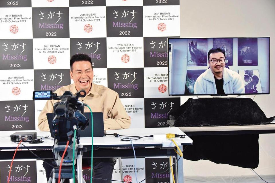 片山慎三（左）與韓片《屍速列車》導演延尚昊在釜山影展上透過視訊對談。（光年映畫提供）