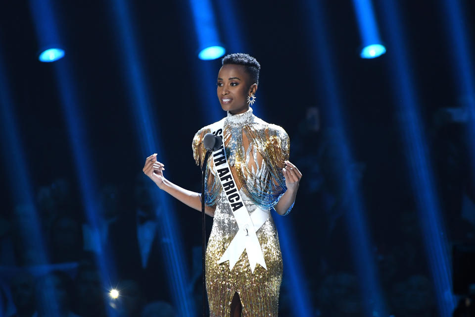 L'année 2019 est décidément chargée pour Zozibini Tunzi, puisque la jeune femme a été élue Miss Afrique du Sud en août 2019, quelques semaines à peine avant de s'envoler pour Atlanta afin de se préparer pour l'élection de Miss Univers. (Photo by Paras Griffin/Getty Images)