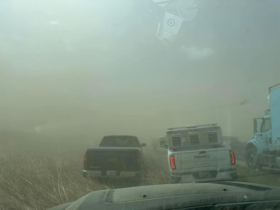 伊利諾州出現沙塵暴氣候影響視線，導致近百輛汽車連環撞。路透社