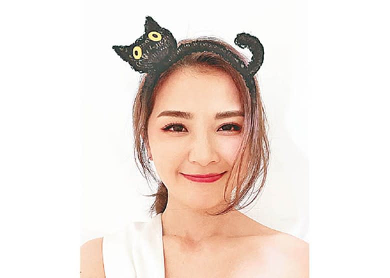 阿Sa分享戴貓貓頭箍的賣萌新相。