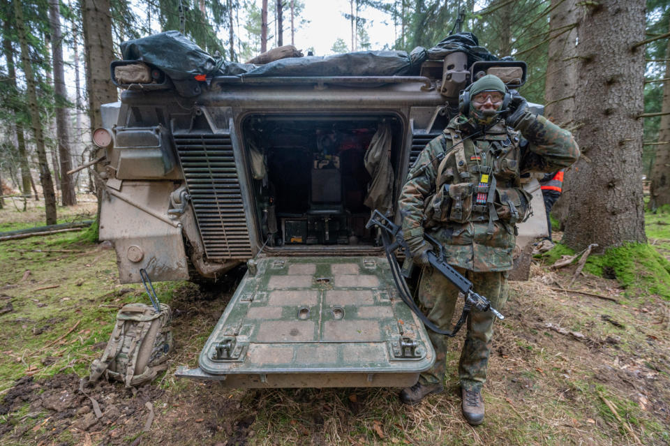 Ein deutscher Soldat steht während der internationalen Militärübung "Allied Spirit 2022" auf dem Gelände des Truppenübungsplatzes Hohenfels vor einem Panzer des Typs Marder 1A3. - Copyright: picture alliance/dpa | Armin Weigel