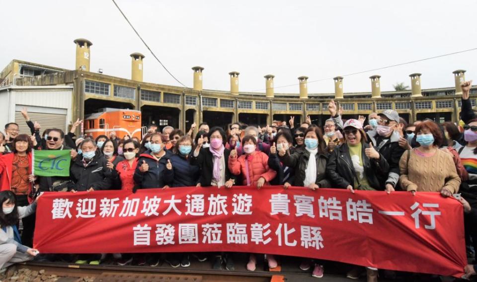 王惠美熱情接待參訪彰化扇形車庫的250名新加坡旅遊團，將彰化在地文化、特色景點及美食小吃推向國際。(記者曾厚銘攝)