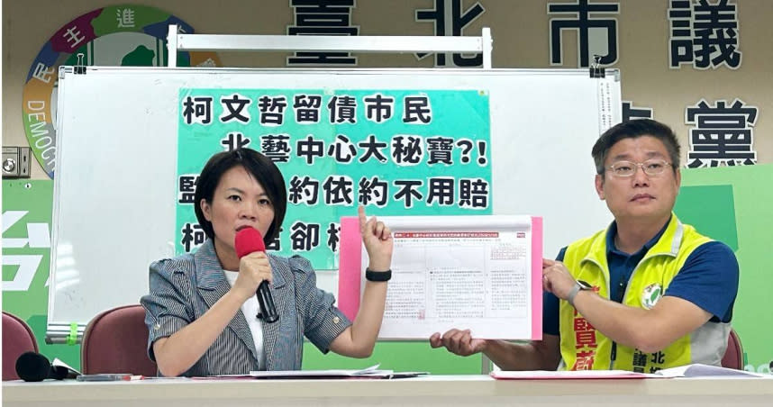 台北市議員簡舒培（圖左）怒轟，先前發生過波多野結衣悠遊卡事件，這次「選哲之友會」又爆出舞者穿空姐制服辣舞，柯文哲消費女性早已不是第一次。（圖／翻攝自簡舒培臉書）