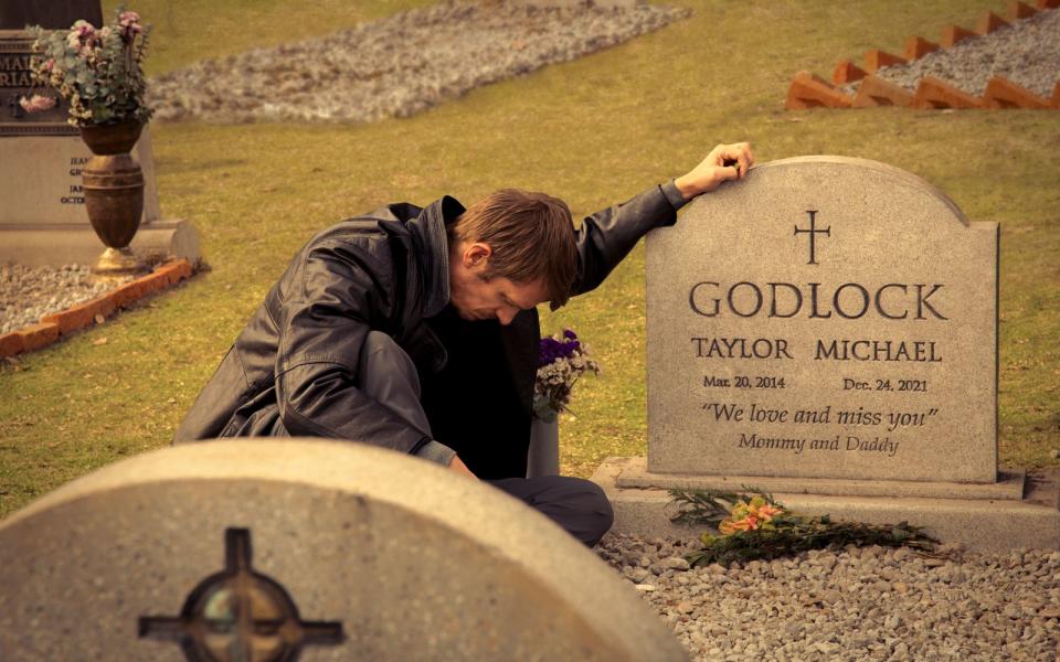 Brian Godlock (Joel Kinnaman) trauert um seinen Sohn, der bei einer Schießerei ums Leben kam. (Bild: 2023 Lionsgate)