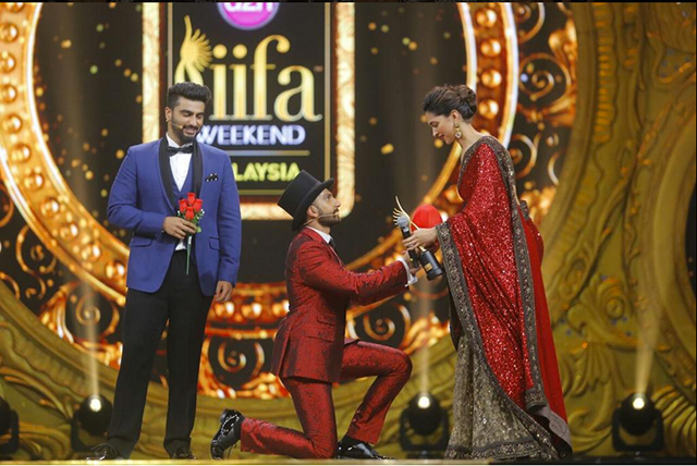 Ranveer Singh presents Deepika Padukone with an award. Image: Twitter.com/IIFA