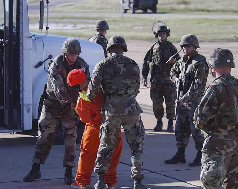 Los marines con el primer grupo de prisioneros de Guantánamo, en 2002 