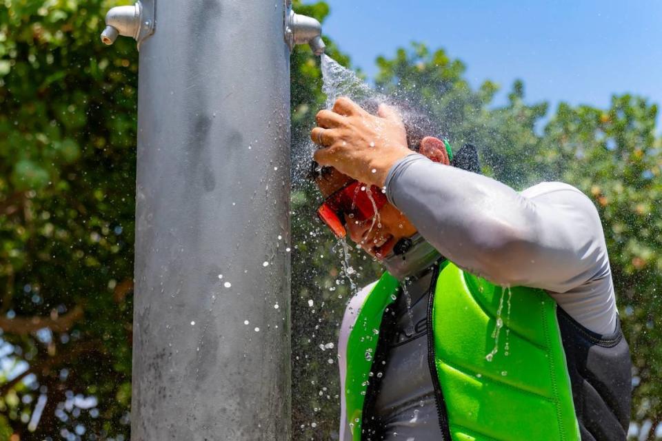 El bañista Sergei lazovskiy se refresca bajo la ducha en un día caluroso en la playa de Haulover Park el 28 de mayo de 2024. David Santiago/dsantiago@miamiherald.com