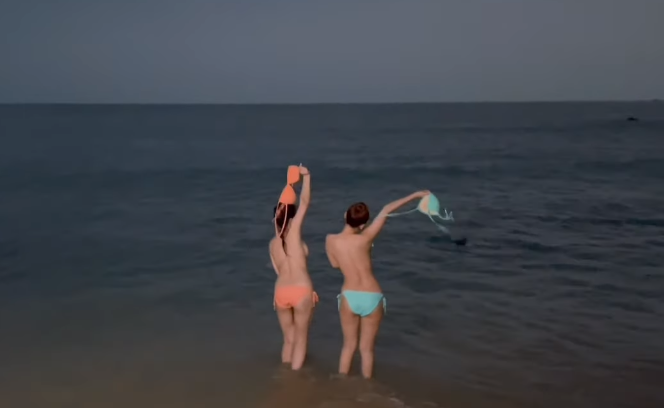 林莎、元元在沙灘裸奔取景拍攝寫真。（翻攝自元元YouTube）