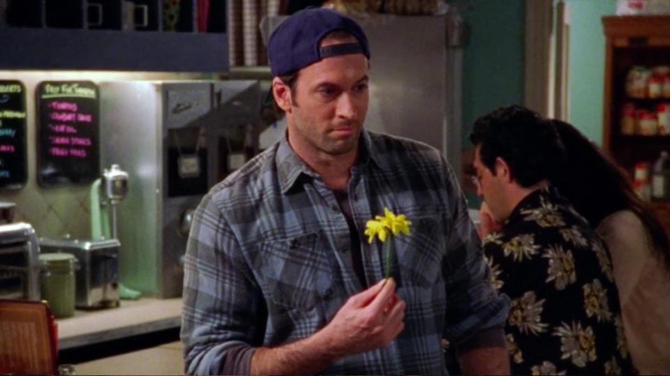 There’s finally a picture of Luke from the new “Gilmore Girls” set and he looks EXACTLY. THE. SAME.