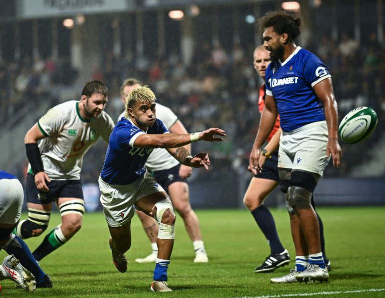 Jonathan Taumateine, en acción durante el partido amistoso previo al Mundial contra Irlanda, jugado en Bayona