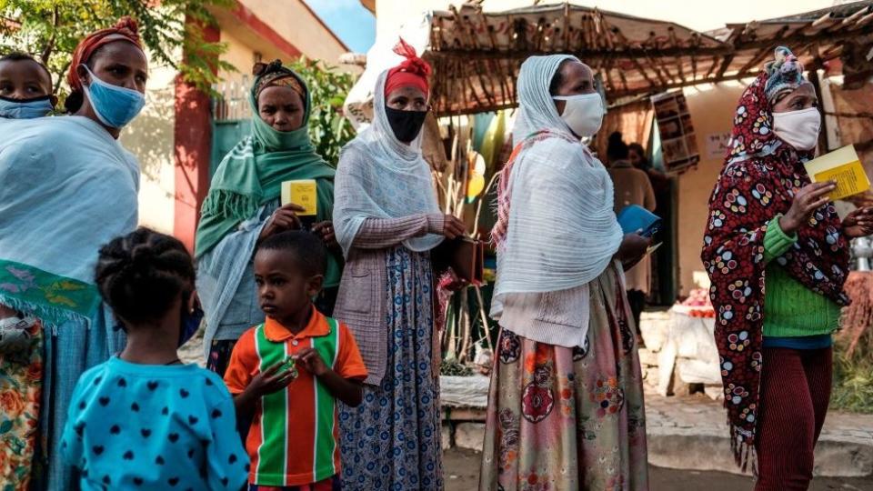 Personas haciendo cola para votar en Tigray.