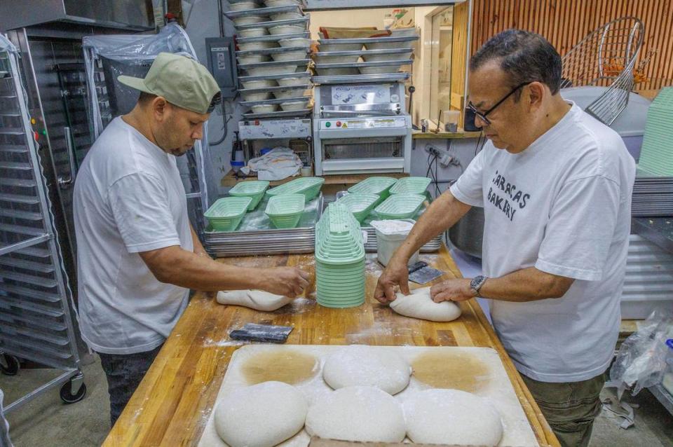 El propietario Manuel Brazón (derecha) y el panadero Luis Rondón, preparan un poco de pan de masa fermentada en su recién inaugurado segundo local de Caracas Bakery, ubicado en 7283 Biscayne Blvd, en Miami, el miércoles 6 de marzo de 2024.