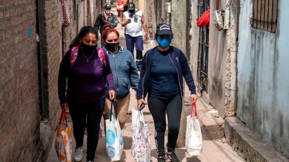 Mujeres caminando por Buenos Aires.