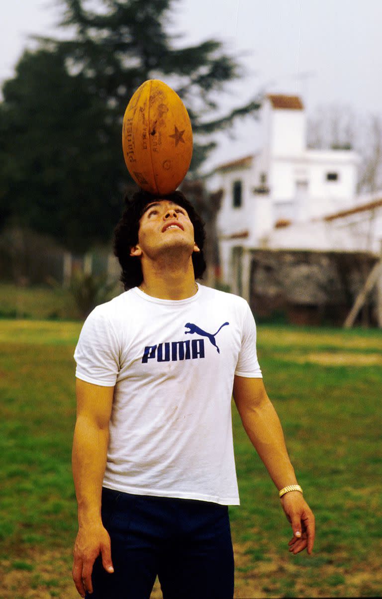 Diego Maradona hace equilibrio con una pelota de rugby, en su quinta, año 1977