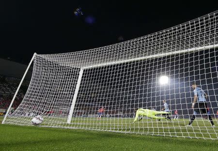 Uruguay's goalie Fernando Muslera fails to save a goal scored by Chile's Mauricio Isla (not pictured) during their quarter-finals Copa America 2015 soccer match at the National Stadium in Santiago, Chile, June 24, 2015. REUTERS/Ueslei Marcelino