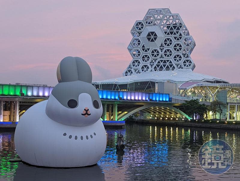 台灣貼圖角色登上愛河灣，圖為「ㄇㄚˊ幾兔」的巨型充氣裝置。