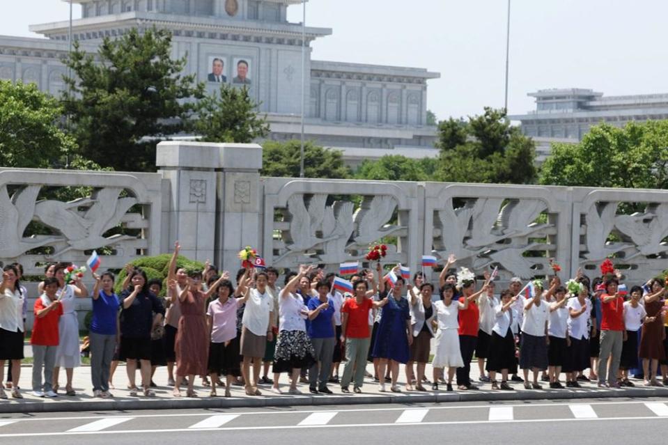 北韓人民在路旁迎接普京。(路透社)