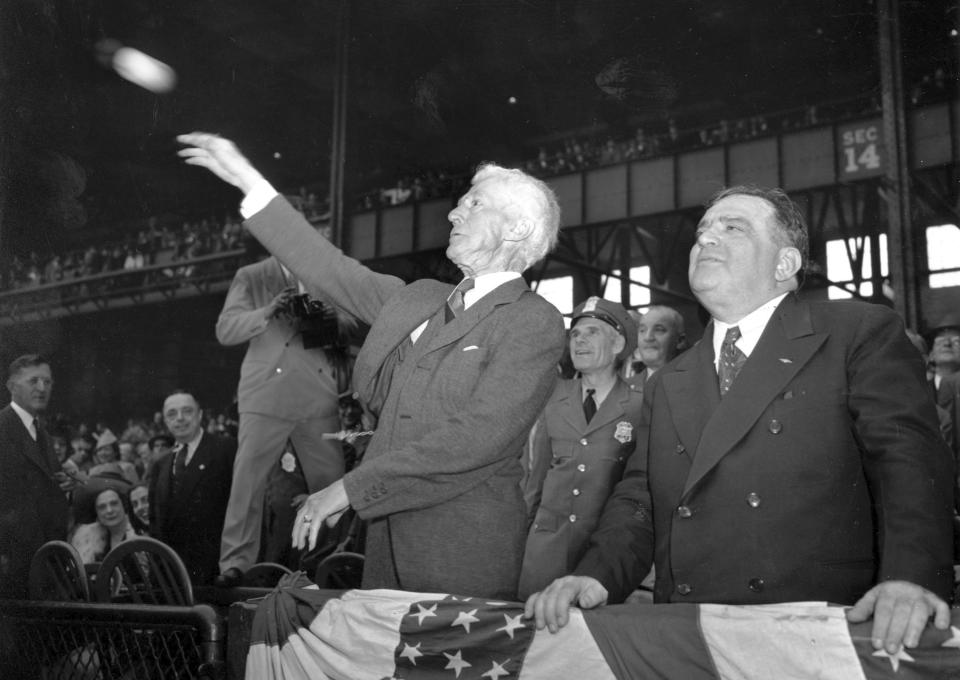 ARCHIVO - En esta foto de archivo del 1 de octubre e 1941, Knesaw Mountain Landis, comisionado del béisbol, lanza la primera bola de la Serie Mundial entre los Dodgers de Brooklyn y los Yanquis de Nueva York (AP Foto, archivo)