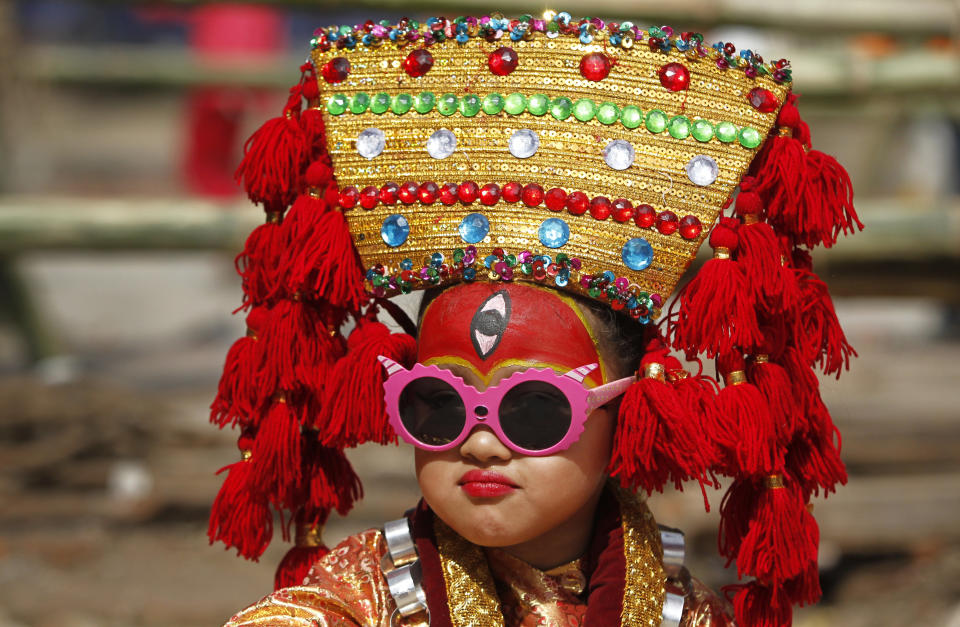 <p>Ein nepalesisches Mädchen wurde zur Kindgöttin Kumari erkoren, die als lebendige Verkörperung der Göttin Taleju verehrt wird. Die religiöse Festzeremonie Kumari Puja feiert vorpubertäre Mädchen bis neun Jahre. Sie sollen dabei durch göttliche Segnung vor Krankheiten und schlechten Erfahrungen geschützt werden. (Bild: AP Photo) </p>