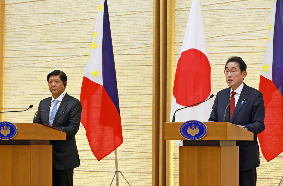 圖為菲律賓總統小馬可仕( Ferdinand Marcos Jr)今年2月間在東京會見日本首相岸田文雄。 (圖:日首相官邸)