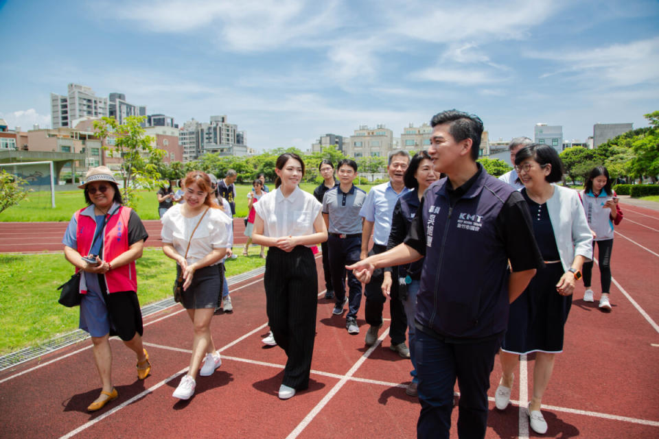 ▲市長（左三）及議員長官們出席今日的視察。（圖片：新竹市政府提供）