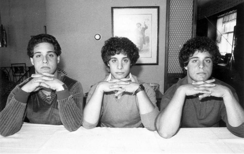 Los trillizos de Nueva York se conocieron -por casualidad- cuando tenían 19 años y se convirtieron en una sensación mediática. Nadie imaginaba que en realidad formaban parte de un truculento estudio psicológico que involucró a otros hermanos idénticos. (Foto: Getty).