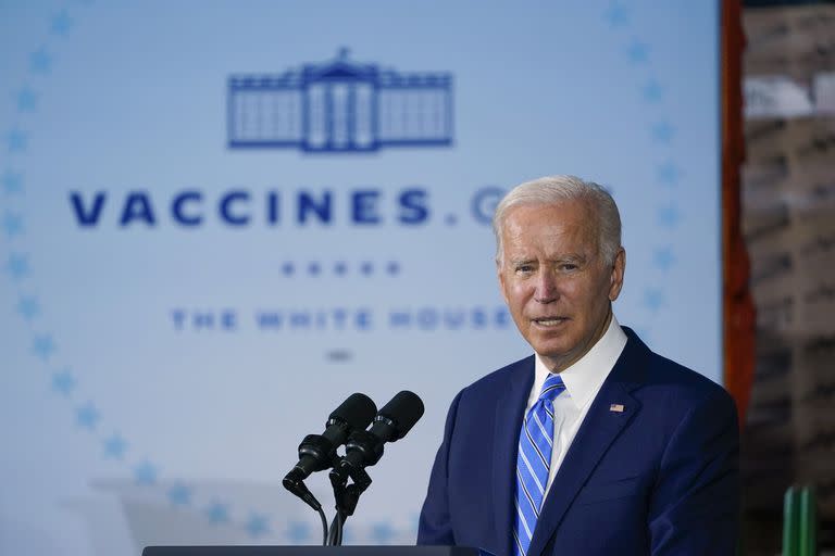 El presidente Joe Biden habla sobre las vacunaciones contra el COVID-19 después de recorrer la obra de Clayco Corporation para el centro de datos de Microsoft, el jueves 7 de octubre de 2021, en Elk Grove Village, Illinois. (AP Foto/Susan Walsh)