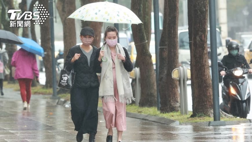 未來幾天水氣仍多，外出記得攜帶雨具。（圖／TVBS資料照）