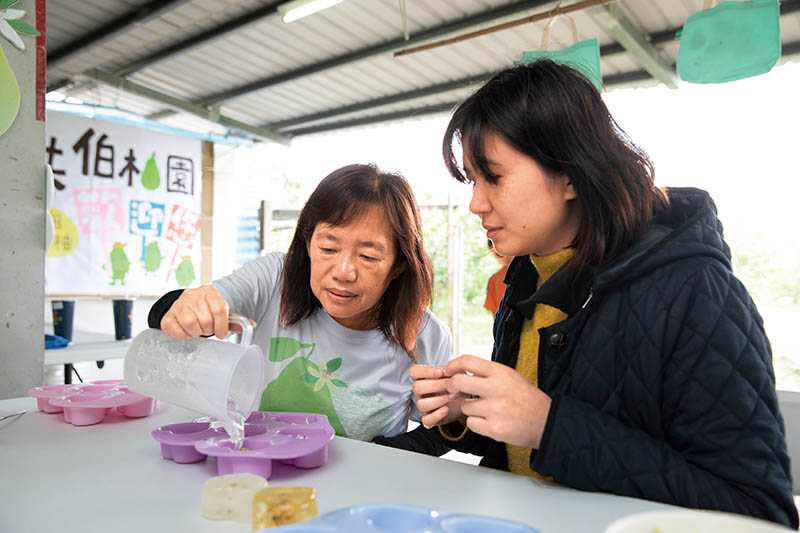 果園舉辦DIY活動，可親自採摘柚花瓣、自製柚花皂。（圖／宋岱融攝）