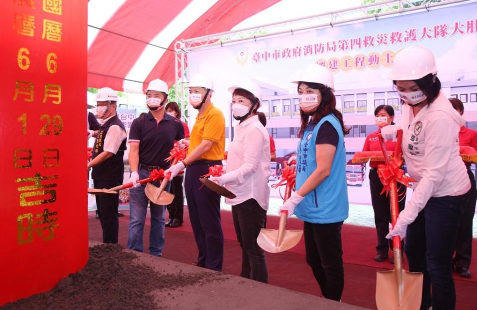 大肚消防分隊遷建工程動土典禮，市長盧秀燕、建設局長陳大田、消防局副局長戴峻焜、大肚區長楊明坤、市議員林汝洲、張家銨、吳瓊華及前立委顏寬恒等皆到場共襄盛舉。（記者陳金龍攝）