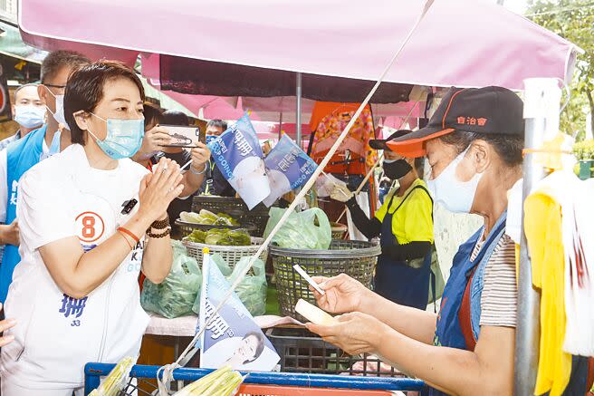 一直喊抗中的陳時中遭爆料曾赴對岸交流，無黨籍台北市長候選人黃珊珊回應，原來他（陳時中）的DNA跟病毒一樣可以隨時突變。圖為黃珊珊（左）18日到雙連市場拜票。（鄧博仁攝）