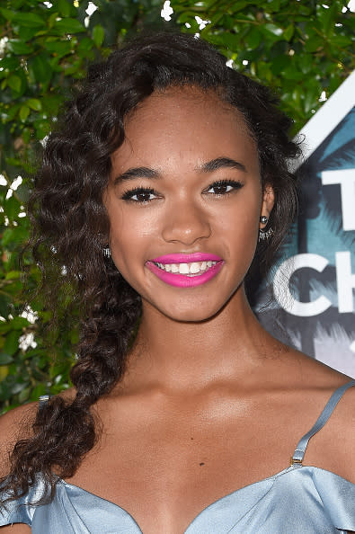 Trenza al costado para niñas con rizos en el cabello. El look de Chandler Kinney es muy sencillo de hacer. Según tu gusto o el de tu hija, puedes hacerle una raya al costado o al medio. Luego, solo debes realizar una trenza en el cabello de tu niña, de manera tal que caiga sobre un costado. - Foto: Frazer Harrison/Getty Images