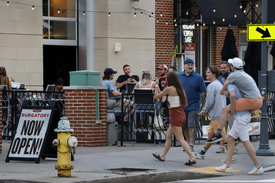 ARCHIVO - En esta imagen de archivo del 28 de junio de 2020, gente congregada en mesas ante el Bar Louie , en la zona norte de Pittsburgh. Las autoridades en algunos lugares de Estados Unidos están cerrando clubes, bares y otros establecimientos donde se consume alcohol para frenar una oleada de contagios de COVID-19, una decisión respaldada por ciencia contrastada sobre factores de riesgo que van más allá de no llevar mascarilla. (AP Foto/Gene J. Puskar, Archivo)