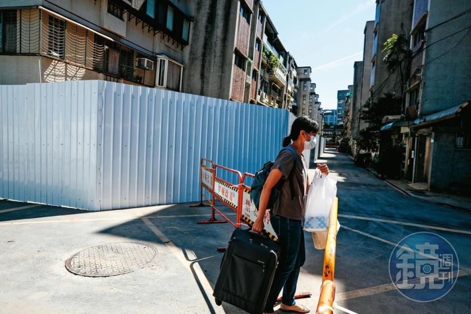 案發多日後，台北市大直民宅坍塌的受災戶終於返家收拾行李。