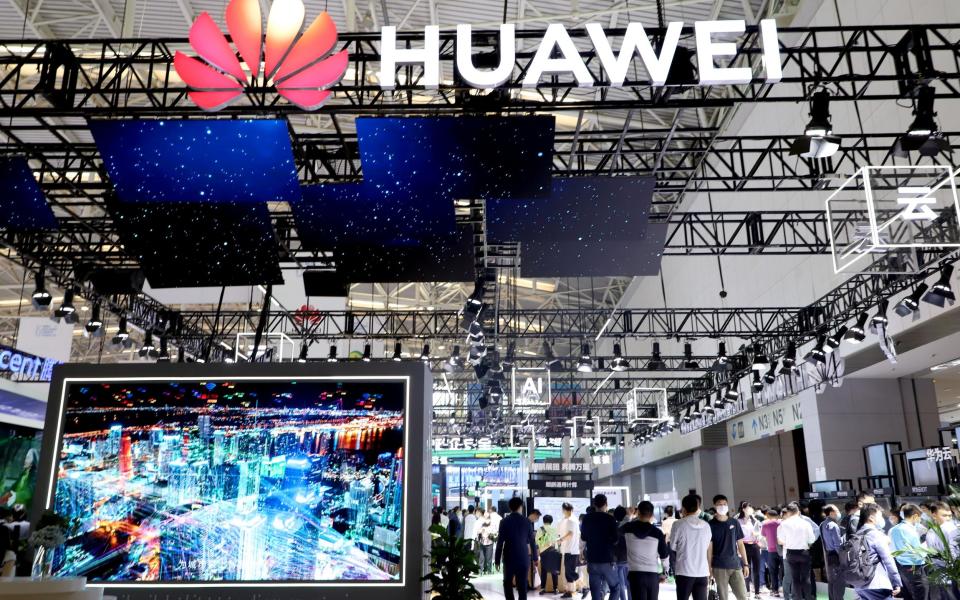 TIANJIN, CHINA - MAY 20: People visit the Huawei booth during 5th World Intelligence Congress (WIC) at Tianjin Meijiang Conference and Exhibition Center on May 20, 2021 in Tianjin, China. (Photo by VCG/VCG via Getty Images) - VCG/VCG via Getty Images