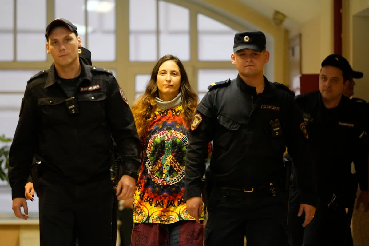Sasha Skochilenko, a 33 year-old artist and musician, second left, is escorted by officers to the court room for a hearing in the Vasileostrovsky district court in St. Petersburg (Copyright 2023 The Associated Press. All rights reserved)